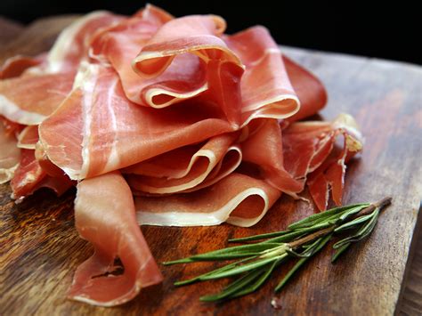 Préparation d'un jambon pour le braisage
