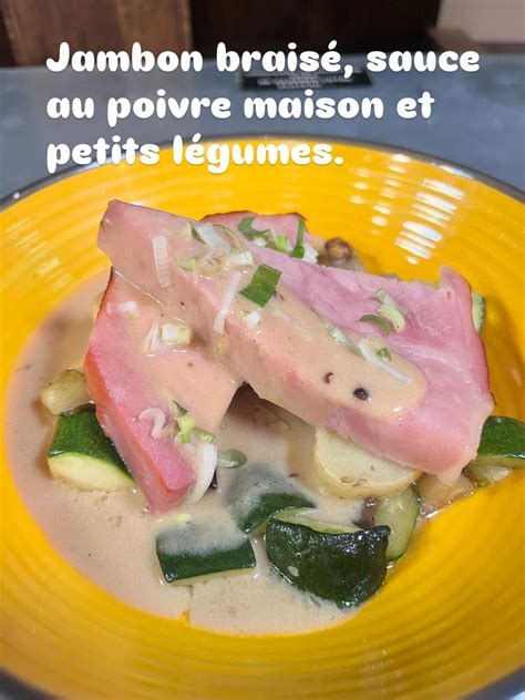 Jambon braisé servi avec sa sauce et des légumes