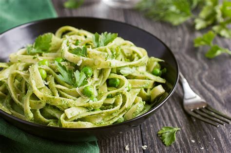 Assiette de pâtes avec du pesto de persil frais et quelques feuilles de persil