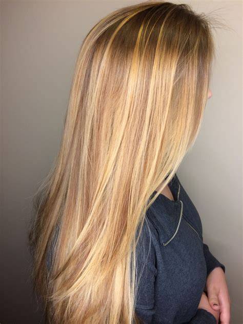 Cheveux blonds caramel lissés avec balayage californien