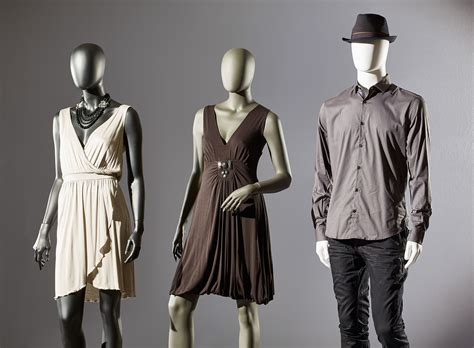 Mannequin avec des épingles sur une toile de vêtement pour ajustements