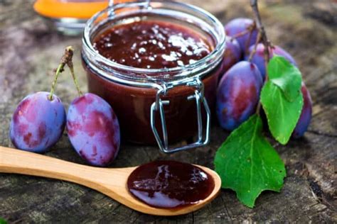 Bocaux de confiture de prunes sauvages faits maison, alignés