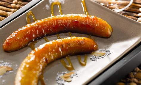 Poêle avec des bananes caramélisées et flambées