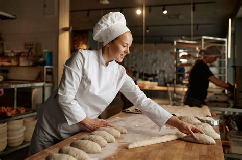 Artisan boulanger travaillant la pâte