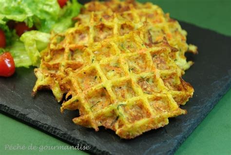 Gaufrier avec des gaufres de légumes dorées