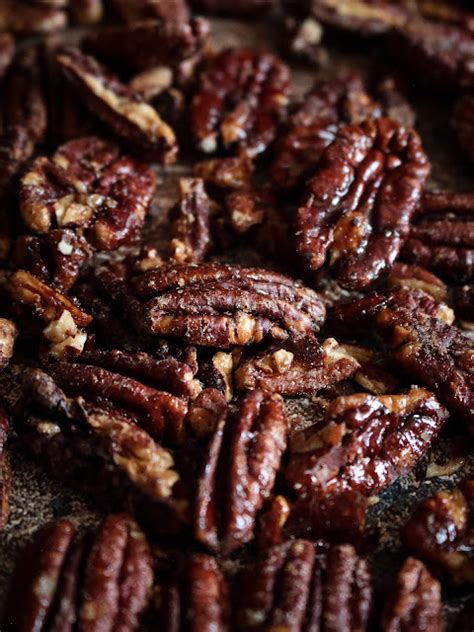 Pancakes empilés avec des noix de pécan caramélisées et du sirop d'érable