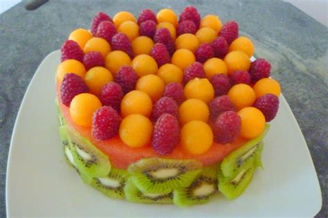 Gâteau d'anniversaire décoré avec des fruits frais