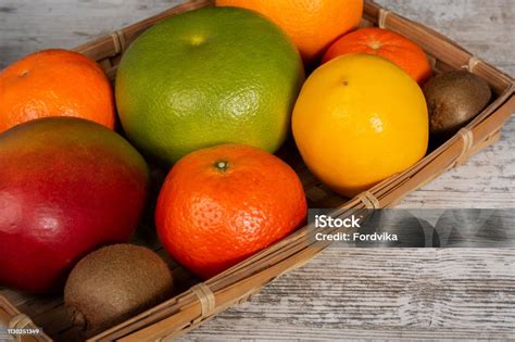 Agrumes variés dans un panier
