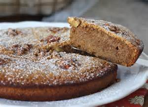 Bol de préparation avec des ingrédients de gâteau aux noix