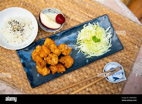 Plat de karaage japonais avec morceaux de poulet croustillants