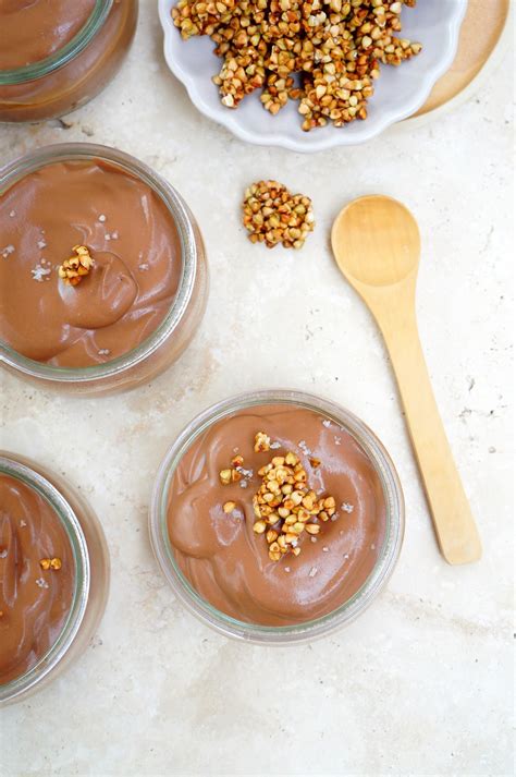 Ramequins remplis de crème au tofu soyeux