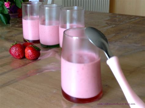 Dessert au tofu soyeux et fraises servi dans des verrines
