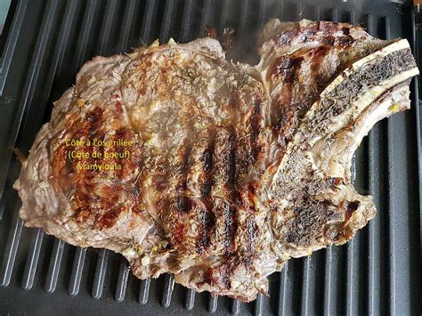 Gros plan sur une côte de bœuf juteuse et parfaitement grillée