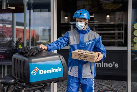 Livreur Domino's Pizza en action