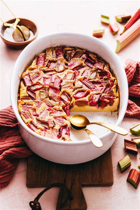 Infographie: étapes clés du clafoutis à la rhubarbe et curcuma