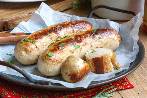 Boudin blanc grillé sur une planche de bois avec des accompagnements