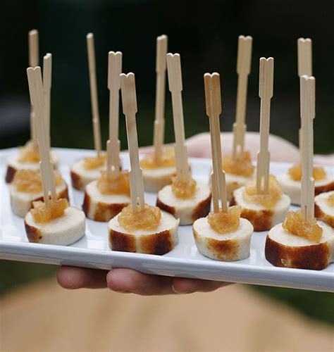 Brochettes de boudin blanc et pommes sur un plateau festif