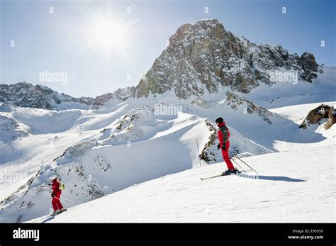 Montagne savoyarde enneigée
