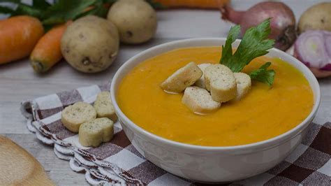 bol de velouté de carottes et pommes de terre garni de graines