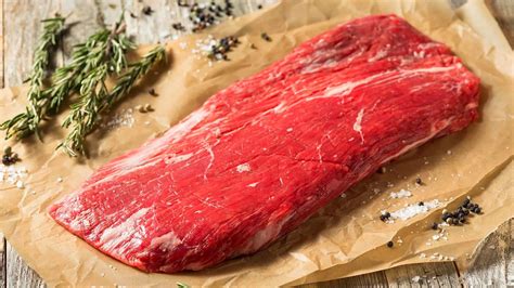 une bavette grillée sur un barbecue