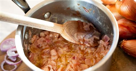 une casserole avec une sauce à l'échalote