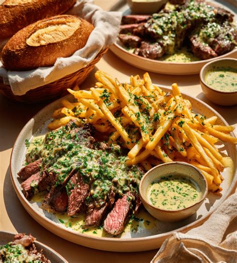 une assiette de bavette avec sauce et frites