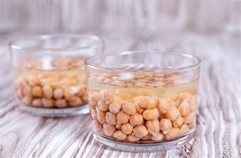 Pois chiches trempant dans l'eau
