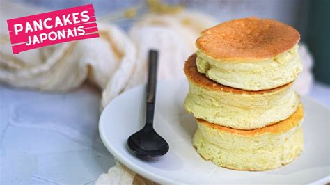 Pancakes japonais soufflés empilés