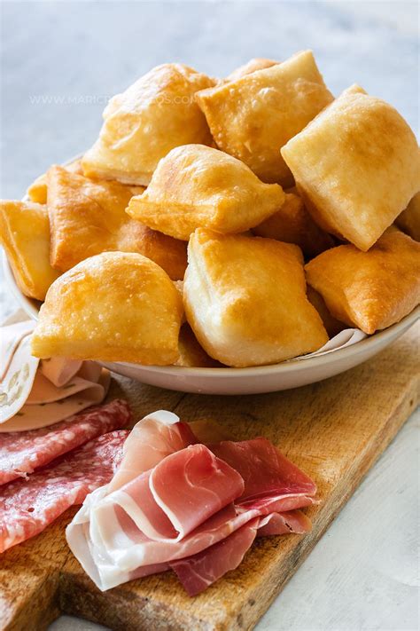 Illustration d'un gnocco fritto gonflé et doré