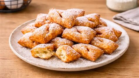 Des chiacchiere saupoudrées de sucre glace