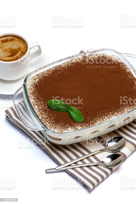 Tiramisu traditionnel dans un plat en verre