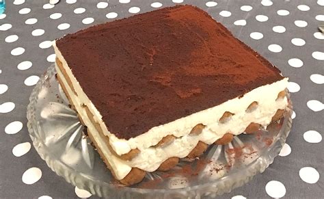 Plat de tiramisu en cours de montage
