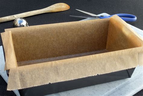 Un moule à gâteau haut avec papier cuisson