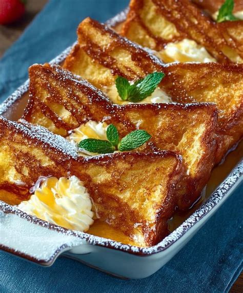 Crème vanille onctueuse servie sur du pain perdu