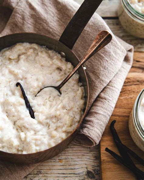 Cuisson du riz au lait dans une casserole avec gousse de vanille