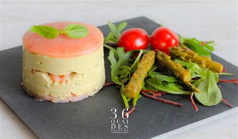 Vues de dessus d'un bavarois aux asperges et saumon fumé décoré de quelques herbes
