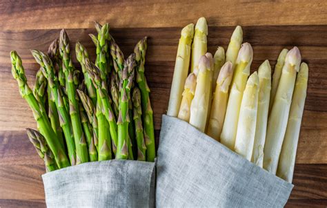 Gros plan sur des asperges vertes et blanches disposées côte à côte