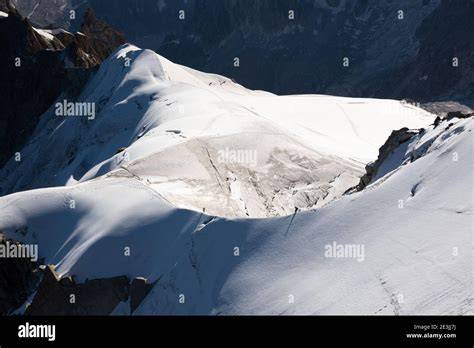 Mont-Blanc: montagne enneigée reproduite en chapelets de crème de marrons