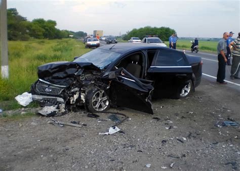 Voiture accidentée sur une route
