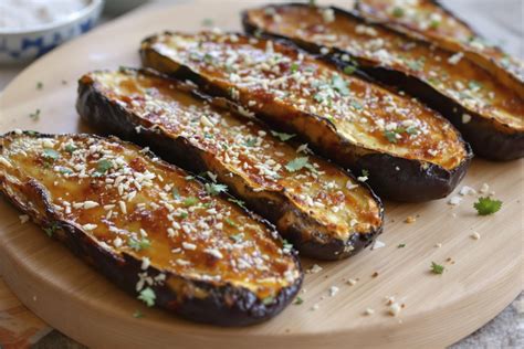Rondelles d'aubergines rôties au four avec des herbes