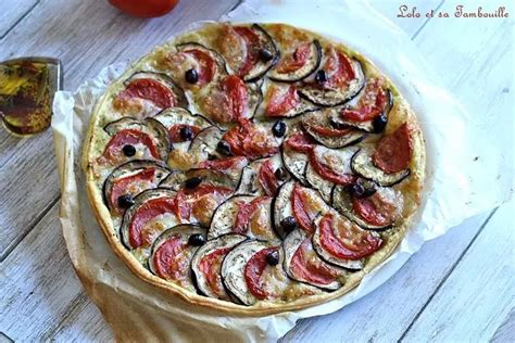 Garniture colorée de la tarte : aubergines, tomates, mozzarella, pesto