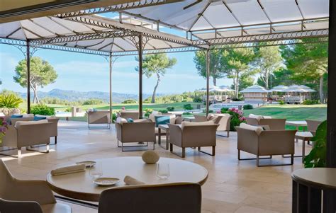 Intérieur contemporain du restaurant La Table du Castellet avec touches provençales