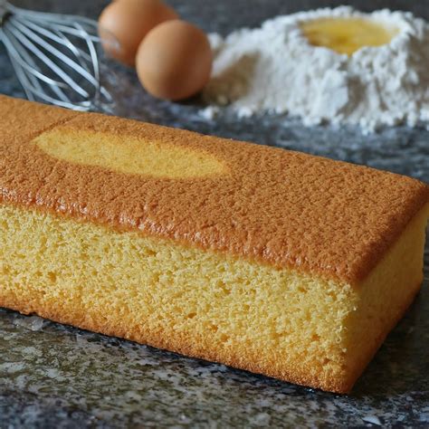 une génoise rectangulaire dorée et moelleuse