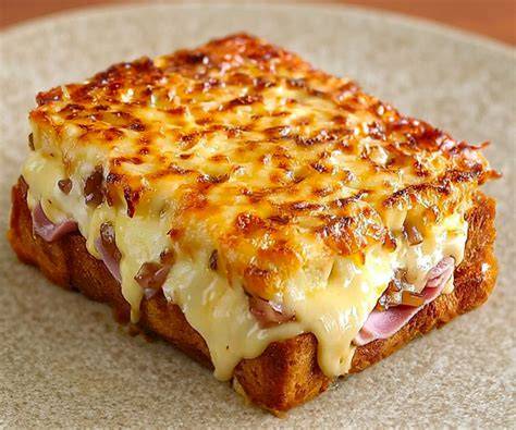 Croque-monsieur traditionnel gratiné au fromage