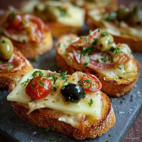 Variations de croques-monsieur avec différentes garnitures
