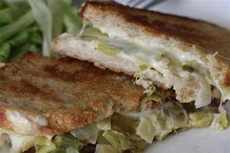 Croque-monsieur hivernal aux poireaux et haricots blancs