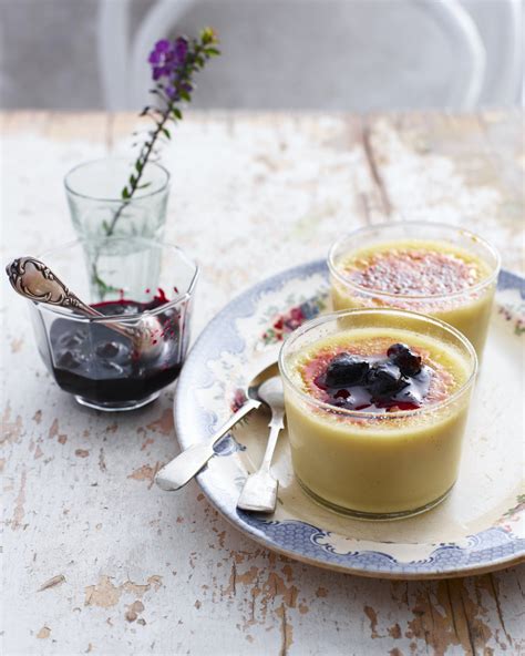Crème brûlée avec coulis de fruits rouges
