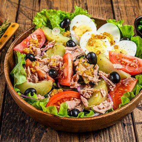 Assiette de salade composée avec des fruits rouges