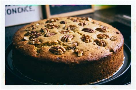 Gâteau aux noix entier décoré