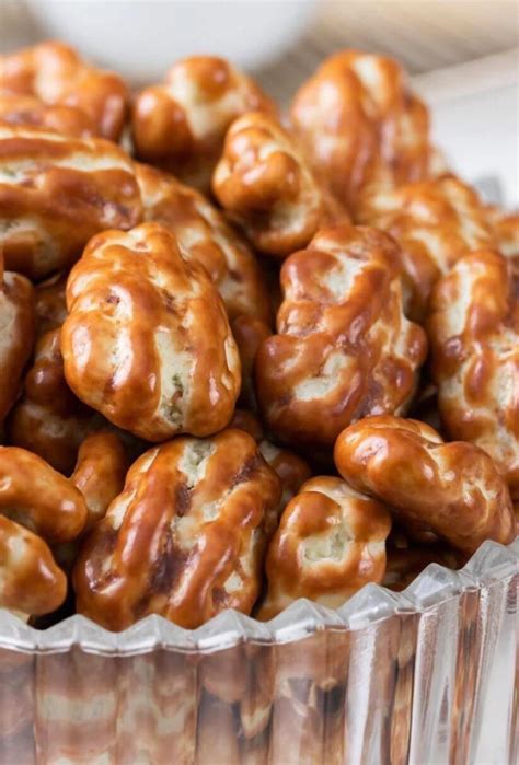 Cerneaulx de noix enrobés de caramel sur papier sulfurisé